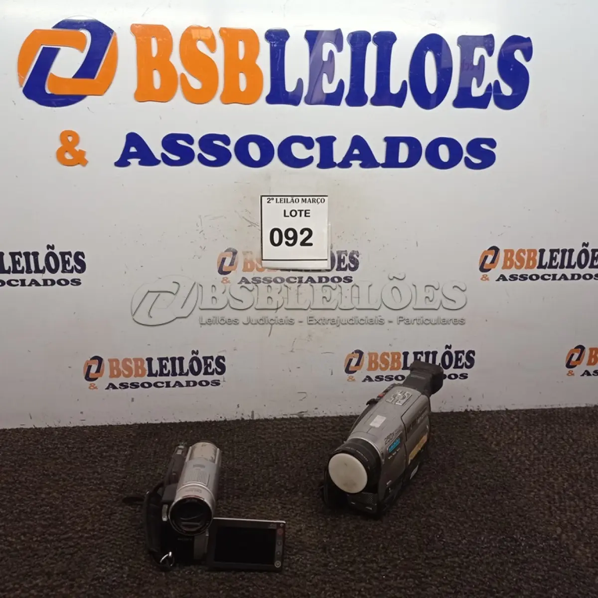 LOTE 092 - 02 CÂMERAS FILMADORAS, SENDO 01 MARCA PANASONIC SEM BATERIA E 01 MARCA SONY COM BATERIA. (NO ESTADO) ATENÇÃO! FAZER A VISITAÇÃO ANTES DE ARREMATAR, NÃO SABEMOS SE FUNCIONA. LEILÃO NÃO TEM GARANTIA E NEM DEVOLUÇÃO, SUJEITO A POSSÍVEIS AVARIAS VISÍVEIS/OCULTAS E/OU AUSÊNCIA DE COMPONENTES.