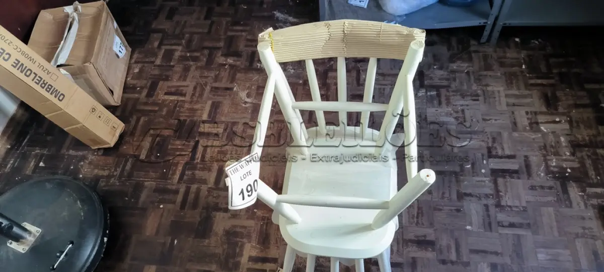 LOTE 190 - 02 CADEIRAS EM MADEIRA BRANCA (NOVO). (NO ESTADO) ATENÇÃO! FAZER A VISITAÇÃO ANTES DE ARREMATAR, NÃO SABEMOS SE FUNCIONA. LEILÃO NÃO TEM GARANTIA E NEM DEVOLUÇÃO, SUJEITO A POSSÍVEIS AVARIAS VISÍVEIS/OCULTAS E/OU AUSÊNCIA DE COMPONENTES.