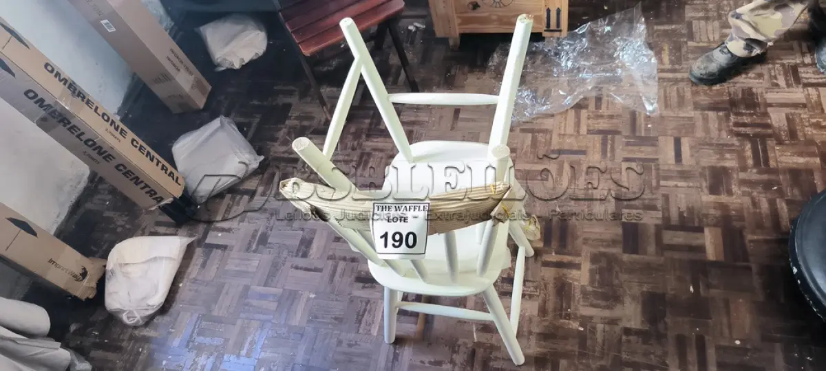 LOTE 190 - 02 CADEIRAS EM MADEIRA BRANCA (NOVO). (NO ESTADO) ATENÇÃO! FAZER A VISITAÇÃO ANTES DE ARREMATAR, NÃO SABEMOS SE FUNCIONA. LEILÃO NÃO TEM GARANTIA E NEM DEVOLUÇÃO, SUJEITO A POSSÍVEIS AVARIAS VISÍVEIS/OCULTAS E/OU AUSÊNCIA DE COMPONENTES.