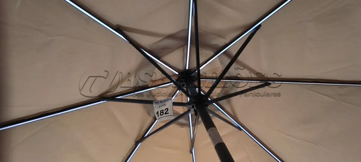 LOTE 182 - 01 OMBRELONE DE LED SEM A BASE.  (NO ESTADO) ATENÇÃO! FAZER A VISITAÇÃO ANTES DE ARREMATAR, NÃO SABEMOS SE FUNCIONA. LEILÃO NÃO TEM GARANTIA E NEM DEVOLUÇÃO, SUJEITO A POSSÍVEIS AVARIAS VISÍVEIS/OCULTAS E/OU AUSÊNCIA DE COMPONENTES.