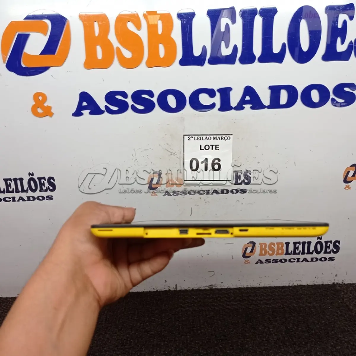 LOTE 016 - 01 TABLET MARCA POSITIVO SEM CARREGADOR. (NO ESTADO) ATENÇÃO! FAZER A VISITAÇÃO ANTES DE ARREMATAR, NÃO SABEMOS SE FUNCIONA. LEILÃO NÃO TEM GARANTIA E NEM DEVOLUÇÃO, SUJEITO A POSSÍVEIS AVARIAS VISÍVEIS/OCULTAS E/OU AUSÊNCIA DE COMPONENTES.
