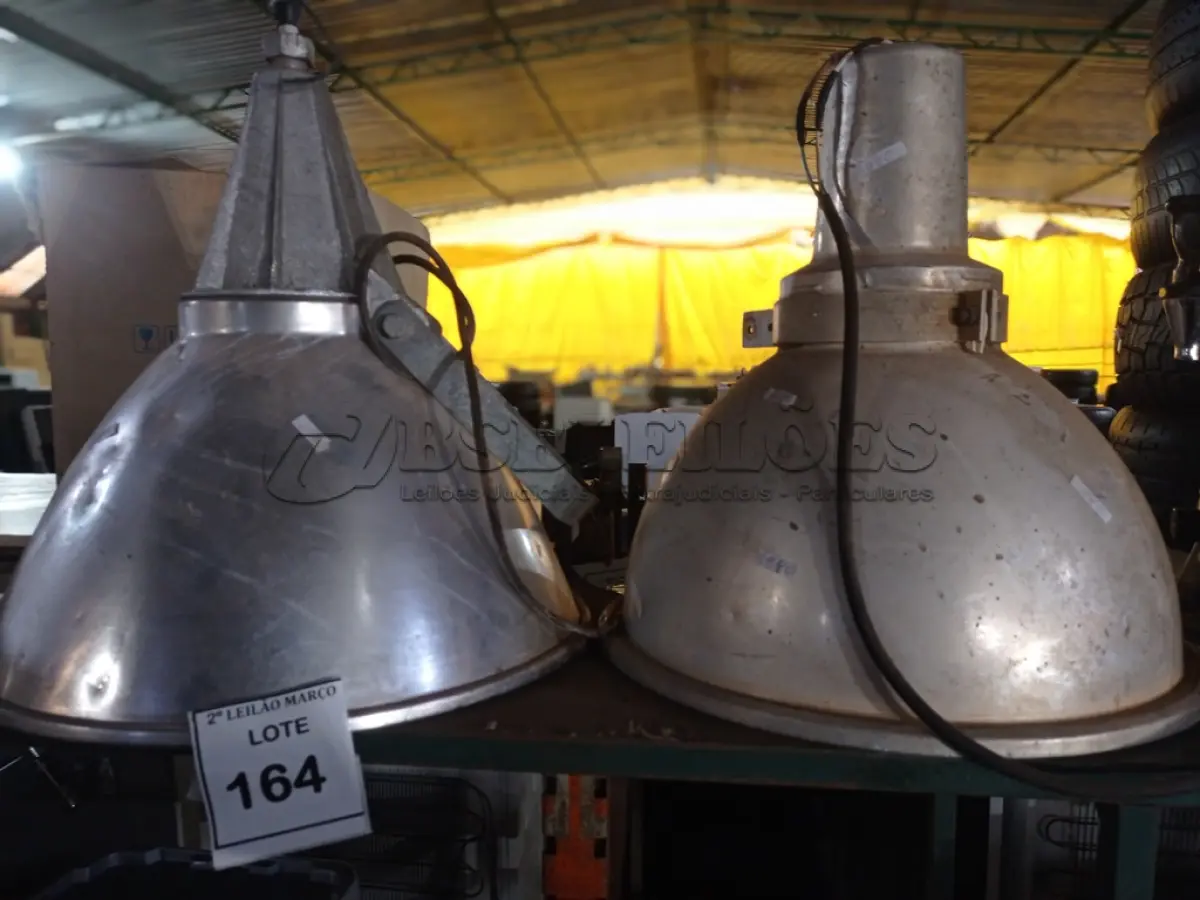 LOTE 164 - 02 LUMINÁRIAS PARA GALPÃO.  (NO ESTADO) ATENÇÃO! FAZER A VISITAÇÃO ANTES DE ARREMATAR, NÃO SABEMOS SE FUNCIONA. LEILÃO NÃO TEM GARANTIA E NEM DEVOLUÇÃO, SUJEITO A POSSÍVEIS AVARIAS VISÍVEIS/OCULTAS E/OU AUSÊNCIA DE COMPONENTES.