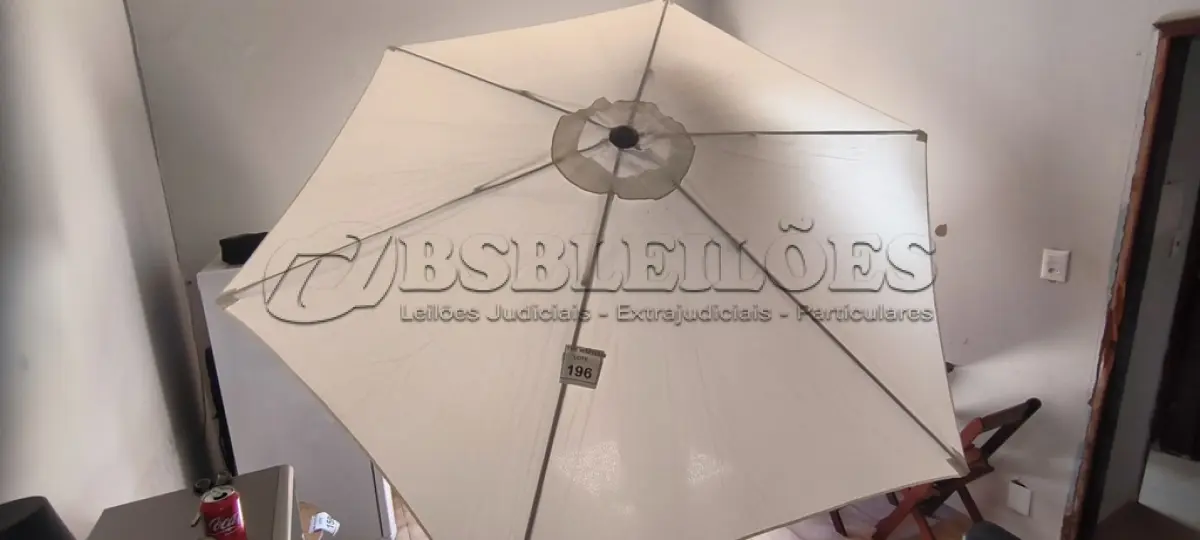 LOTE 196 - 01 OMBRELONE SEM BASE. (NO ESTADO) ATENÇÃO! FAZER A VISITAÇÃO ANTES DE ARREMATAR, NÃO SABEMOS SE FUNCIONA. LEILÃO NÃO TEM GARANTIA E NEM DEVOLUÇÃO, SUJEITO A POSSÍVEIS AVARIAS VISÍVEIS/OCULTAS E/OU AUSÊNCIA DE COMPONENTES.