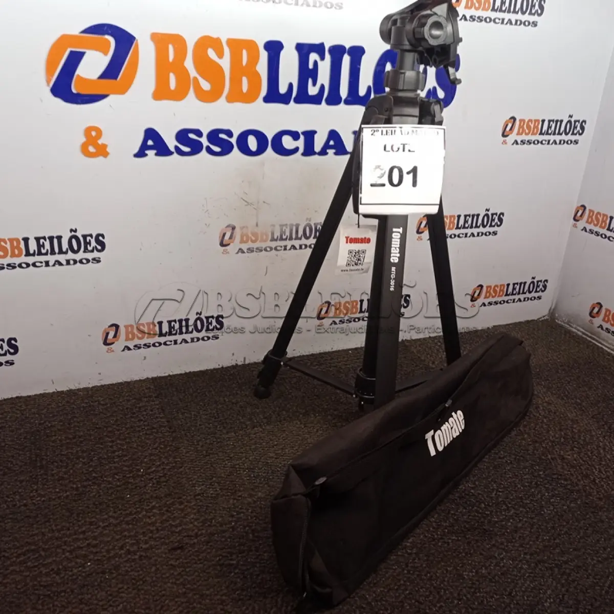 LOTE 201 - 01 TRIPÉ P/CÂMERA FOTOGRÁFICA MARCA TOMATE MODELO MTG-3016. (NO ESTADO) ATENÇÃO! FAZER A VISITAÇÃO ANTES DE ARREMATAR, NÃO SABEMOS SE FUNCIONA. LEILÃO NÃO TEM GARANTIA E NEM DEVOLUÇÃO, SUJEITO A POSSÍVEIS AVARIAS VISÍVEIS/OCULTAS E/OU AUSÊNCIA DE COMPONENTES.