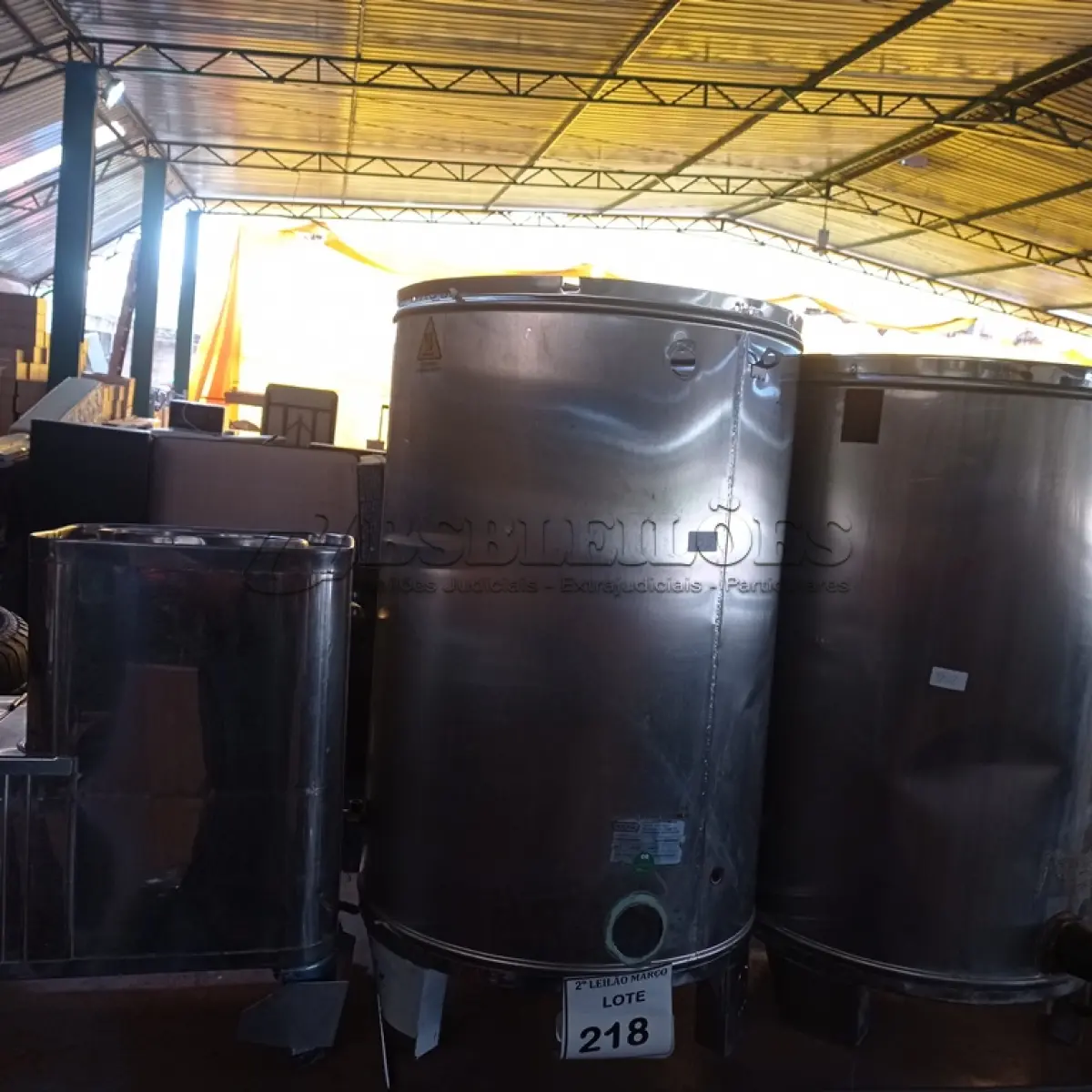 LOTE 218 - 03 CAFETEIRAS EM INOX.  (NO ESTADO) ATENÇÃO! FAZER A VISITAÇÃO ANTES DE ARREMATAR, NÃO SABEMOS SE FUNCIONA. LEILÃO NÃO TEM GARANTIA E NEM DEVOLUÇÃO, SUJEITO A POSSÍVEIS AVARIAS VISÍVEIS/OCULTAS E/OU AUSÊNCIA DE COMPONENTES.