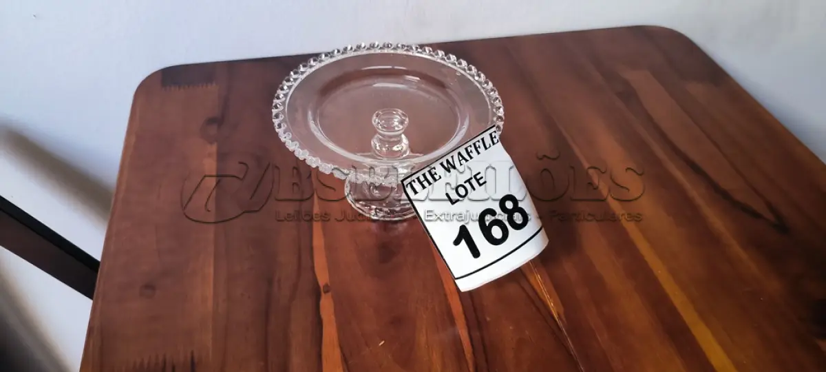 LOTE 168 - 01 PRATO DE CRISTAL COM PÉ DE CRISTAL CORAÇÃO. 19,5X10,5CM. (NO ESTADO) ATENÇÃO! FAZER A VISITAÇÃO ANTES DE ARREMATAR, NÃO SABEMOS SE FUNCIONA. LEILÃO NÃO TEM GARANTIA E NEM DEVOLUÇÃO, SUJEITO A POSSÍVEIS AVARIAS VISÍVEIS/OCULTAS E/OU AUSÊNCIA DE COMPONENTES.
