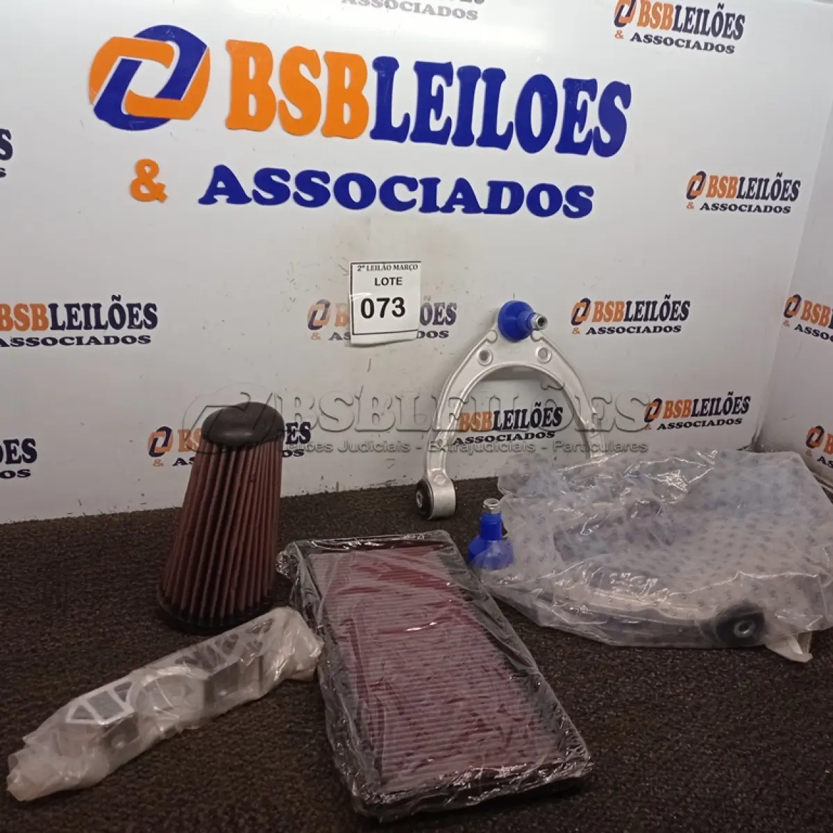 LOTE 073 - 01 LOTE COM FILTRO AR PORSCHE CAYENNE 4.8 V8/2009ATE 2012, FILTRO DE AR PORSCHE BOXER 2.73.48 E -0666, ESTABILIZADOR DA PORSCHE SWAY ANTI ROLL BAR E BANDEJA SUPERIORES DIANTEIRO 2012-2018 PORSCHE CAYENNE. (NO ESTADO) ATENÇÃO! FAZER A VISITAÇÃO ANTES DE ARREMATAR, NÃO SABEMOS SE FUNCIONA. LEILÃO NÃO TEM GARANTIA E NEM DEVOLUÇÃO, SUJEITO A POSSÍVEIS AVARIAS VISÍVEIS/OCULTAS E/OU AUSÊNCIA DE COMPONENTES.
