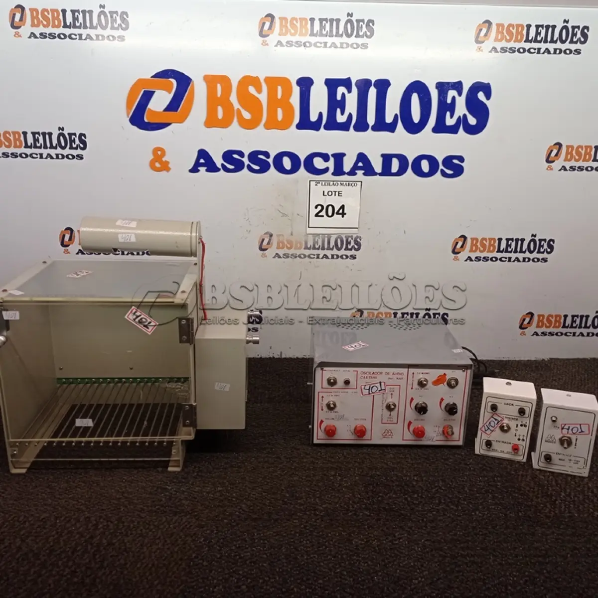 LOTE 204 - 01 LOTE COM MATERIAIS PARA LABORATÓRIO.  (NO ESTADO) ATENÇÃO! FAZER A VISITAÇÃO ANTES DE ARREMATAR, NÃO SABEMOS SE FUNCIONA. LEILÃO NÃO TEM GARANTIA E NEM DEVOLUÇÃO, SUJEITO A POSSÍVEIS AVARIAS VISÍVEIS/OCULTAS E/OU AUSÊNCIA DE COMPONENTES.
