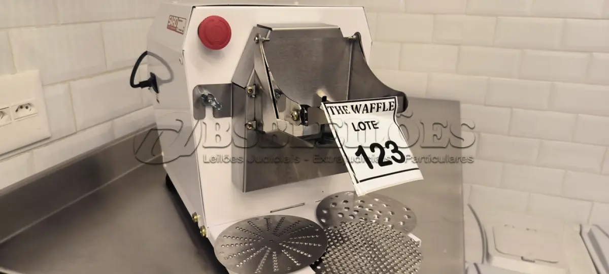 LOTE 123 - 01 RALADOR DE FRIOS 220V. (NO ESTADO) ATENÇÃO! FAZER A VISITAÇÃO ANTES DE ARREMATAR, NÃO SABEMOS SE FUNCIONA. LEILÃO NÃO TEM GARANTIA E NEM DEVOLUÇÃO, SUJEITO A POSSÍVEIS AVARIAS VISÍVEIS/OCULTAS E/OU AUSÊNCIA DE COMPONENTES.