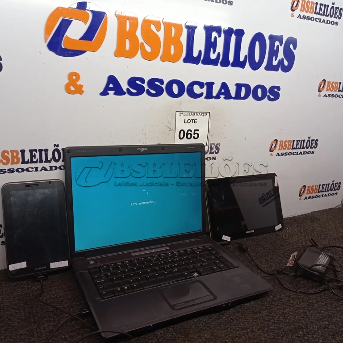 LOTE 065 - 01 NOTEBOOK COMPAQ COM CARREGADOR 4GB DE RAM 500GB DE HD, 01 TABLET POSITIVO E 01 TABLET SAMSUNG. (NO ESTADO) ATENÇÃO! FAZER A VISITAÇÃO ANTES DE ARREMATAR, NÃO SABEMOS SE FUNCIONA. LEILÃO NÃO TEM GARANTIA E NEM DEVOLUÇÃO, SUJEITO A POSSÍVEIS AVARIAS VISÍVEIS/OCULTAS E/OU AUSÊNCIA DE COMPONENTES.