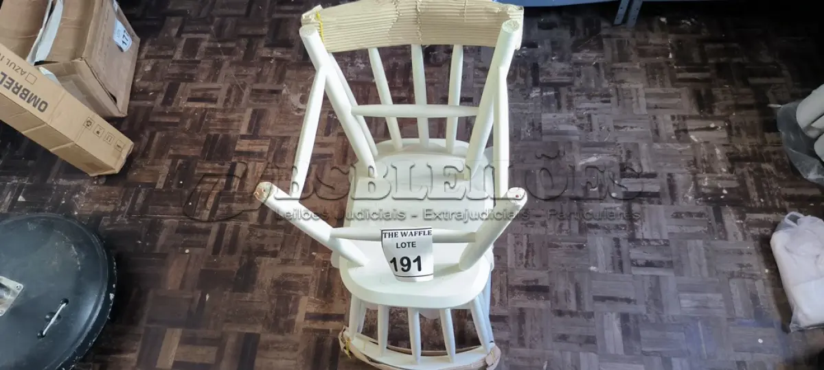 LOTE 191 - 02 CADEIRAS EM MADEIRA BRANCA (NOVO). (NO ESTADO) ATENÇÃO! FAZER A VISITAÇÃO ANTES DE ARREMATAR, NÃO SABEMOS SE FUNCIONA. LEILÃO NÃO TEM GARANTIA E NEM DEVOLUÇÃO, SUJEITO A POSSÍVEIS AVARIAS VISÍVEIS/OCULTAS E/OU AUSÊNCIA DE COMPONENTES.