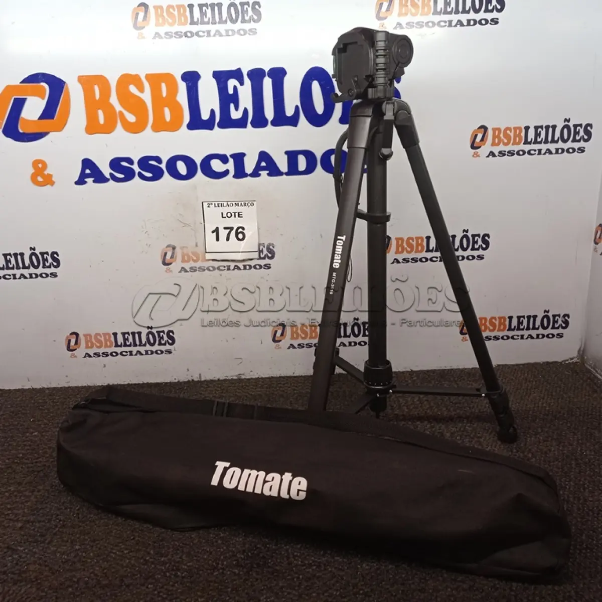 LOTE 176 - 01 TRIPÉ PARA CÂMERA TOMATE MTG-3016. (NO ESTADO) ATENÇÃO! FAZER A VISITAÇÃO ANTES DE ARREMATAR, NÃO SABEMOS SE FUNCIONA. LEILÃO NÃO TEM GARANTIA E NEM DEVOLUÇÃO, SUJEITO A POSSÍVEIS AVARIAS VISÍVEIS/OCULTAS E/OU AUSÊNCIA DE COMPONENTES.