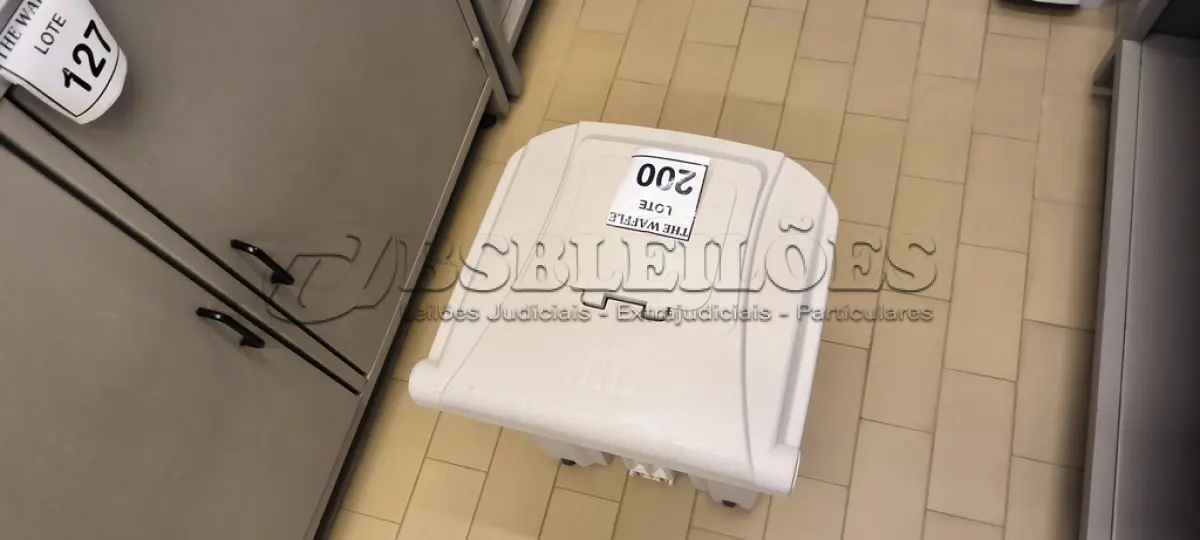 LOTE 200 - 01 LIXEIRA COM PEDAL. (NO ESTADO) ATENÇÃO! FAZER A VISITAÇÃO ANTES DE ARREMATAR, NÃO SABEMOS SE FUNCIONA. LEILÃO NÃO TEM GARANTIA E NEM DEVOLUÇÃO, SUJEITO A POSSÍVEIS AVARIAS VISÍVEIS/OCULTAS E/OU AUSÊNCIA DE COMPONENTES.