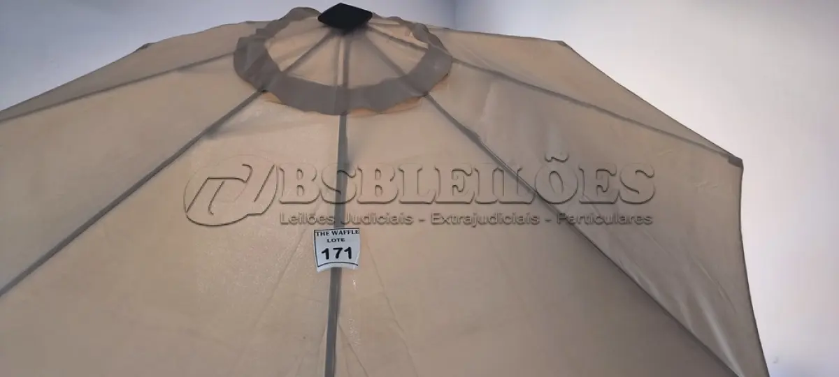 LOTE 171 - 01 OMBRELONE DE LED SEM A BASE.  (NO ESTADO) ATENÇÃO! FAZER A VISITAÇÃO ANTES DE ARREMATAR, NÃO SABEMOS SE FUNCIONA. LEILÃO NÃO TEM GARANTIA E NEM DEVOLUÇÃO, SUJEITO A POSSÍVEIS AVARIAS VISÍVEIS/OCULTAS E/OU AUSÊNCIA DE COMPONENTES.