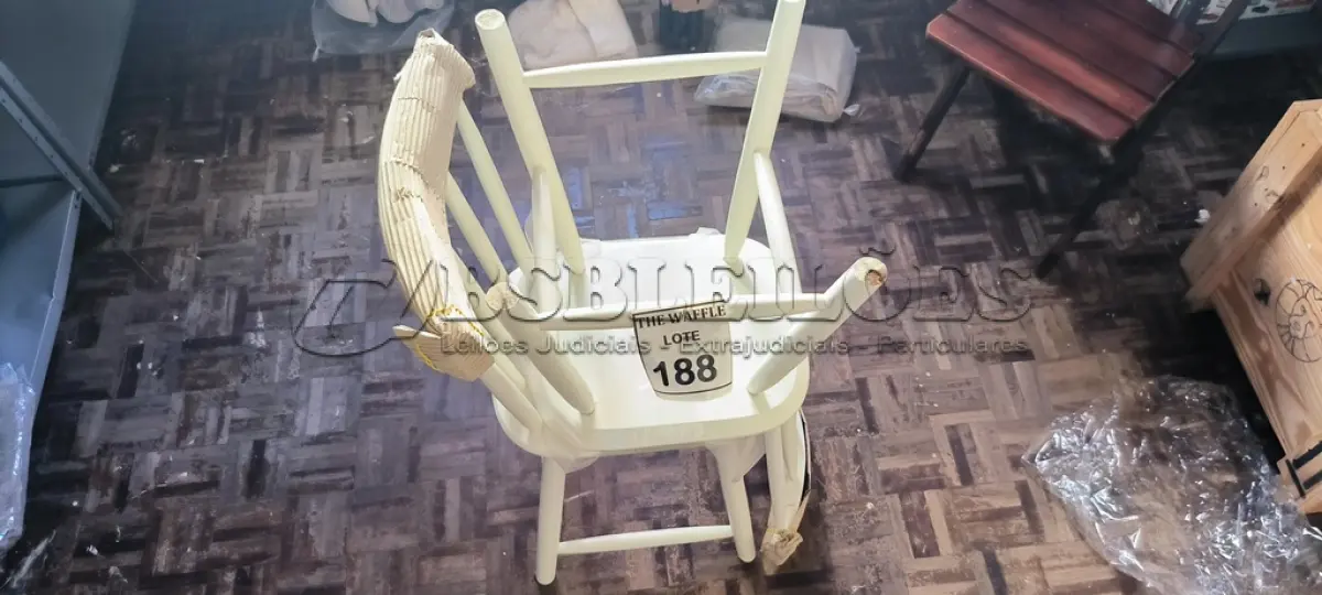 LOTE 188 - 02 CADEIRAS EM MADEIRA BRANCA (NOVO). (NO ESTADO) ATENÇÃO! FAZER A VISITAÇÃO ANTES DE ARREMATAR, NÃO SABEMOS SE FUNCIONA. LEILÃO NÃO TEM GARANTIA E NEM DEVOLUÇÃO, SUJEITO A POSSÍVEIS AVARIAS VISÍVEIS/OCULTAS E/OU AUSÊNCIA DE COMPONENTES.