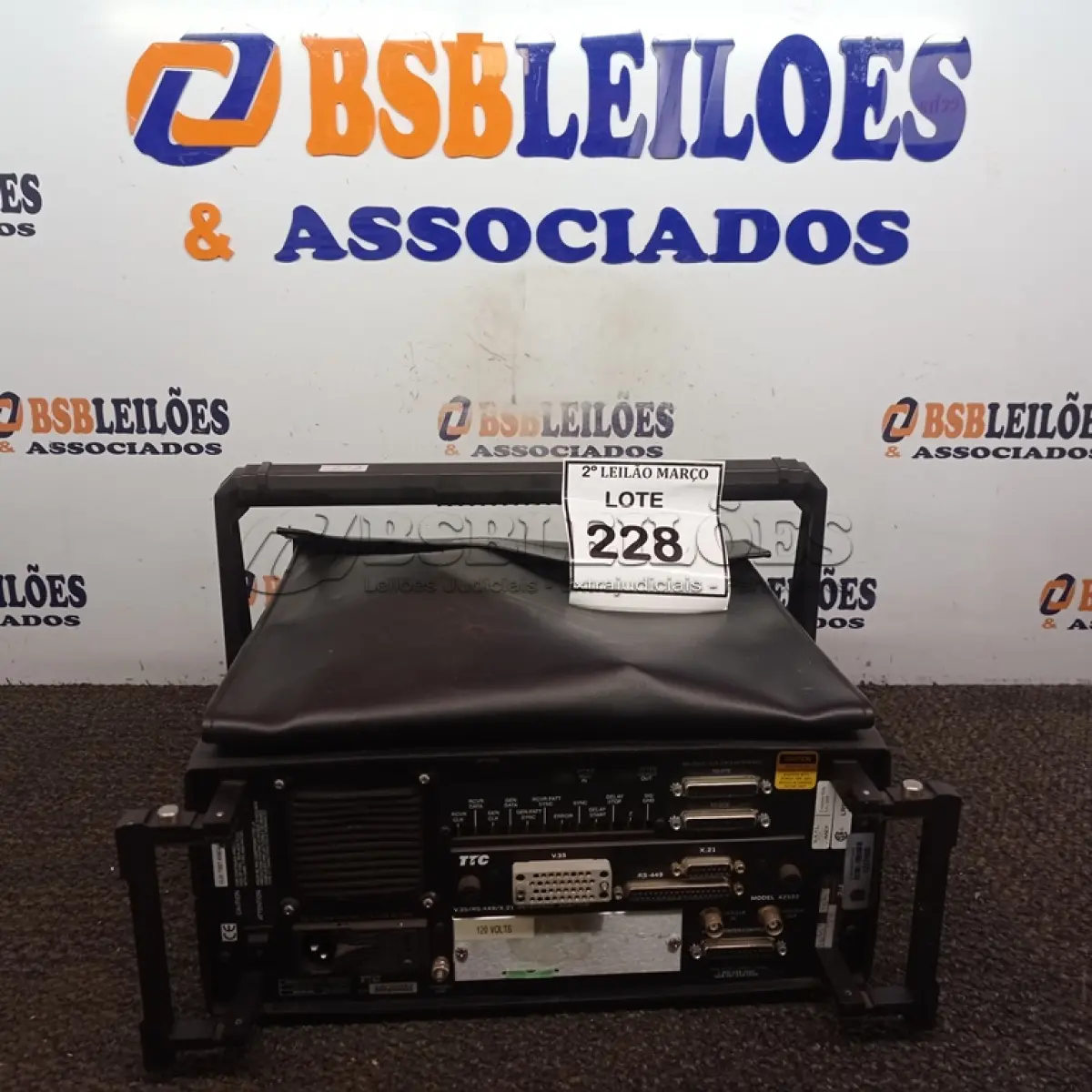 LOTE 228 - 01 APARELHO ANALISADOR DE COMUNICAÇÃO FIREBERD 6000.  (NO ESTADO) ATENÇÃO! FAZER A VISITAÇÃO ANTES DE ARREMATAR, NÃO SABEMOS SE FUNCIONA. LEILÃO NÃO TEM GARANTIA E NEM DEVOLUÇÃO, SUJEITO A POSSÍVEIS AVARIAS VISÍVEIS/OCULTAS E/OU AUSÊNCIA DE COMPONENTES.