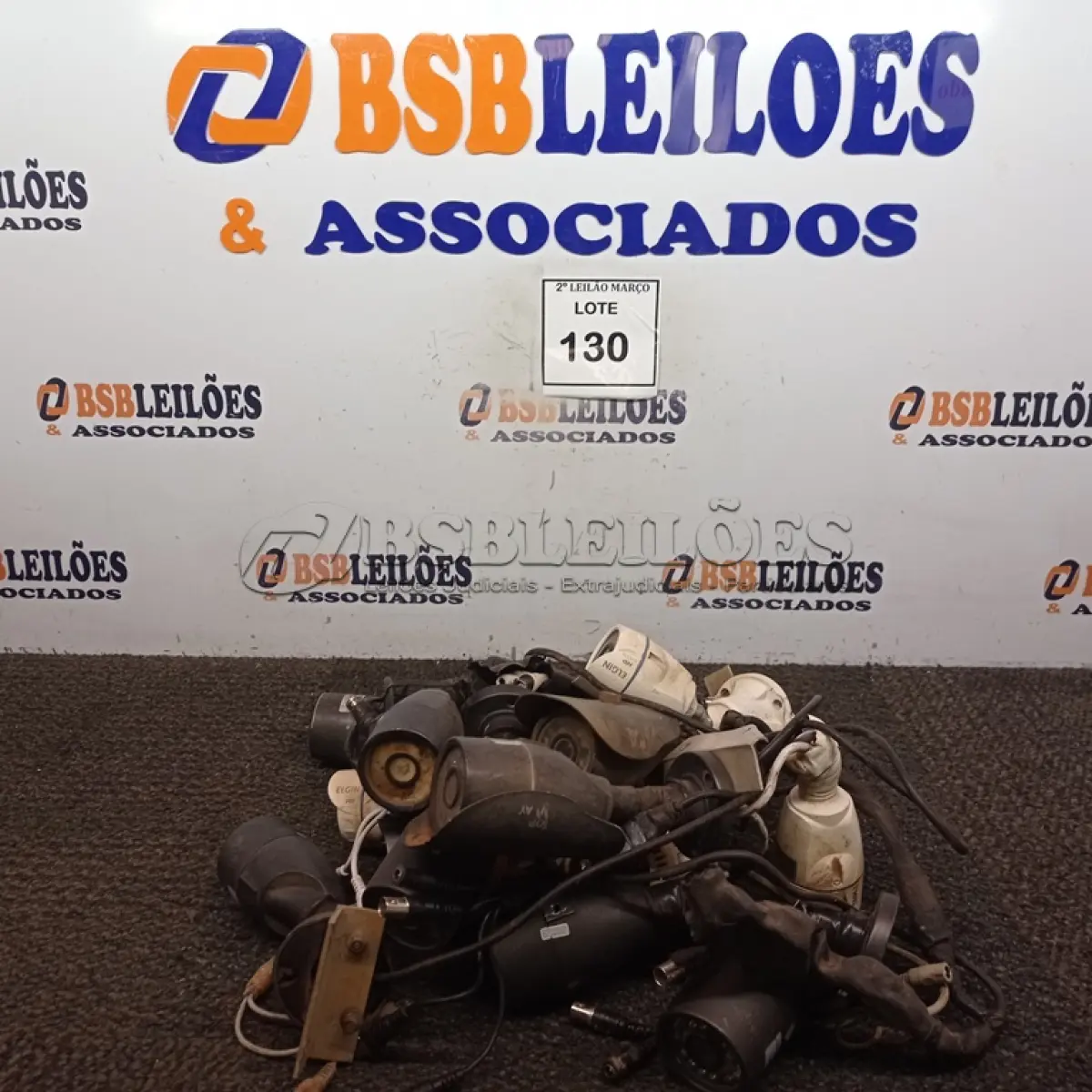 LOTE 130 - 01 LOTE COM CÂMERAS DE SEGURANÇA MARCAS E MODELOS DIVERSOS. (NO ESTADO) ATENÇÃO! FAZER A VISITAÇÃO ANTES DE ARREMATAR, NÃO SABEMOS SE FUNCIONA. LEILÃO NÃO TEM GARANTIA E NEM DEVOLUÇÃO, SUJEITO A POSSÍVEIS AVARIAS VISÍVEIS/OCULTAS E/OU AUSÊNCIA DE COMPONENTES.