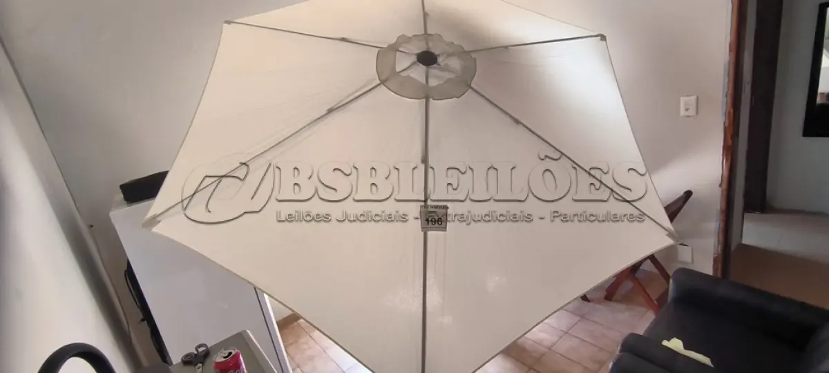 LOTE 196 - 01 OMBRELONE SEM BASE. (NO ESTADO) ATENÇÃO! FAZER A VISITAÇÃO ANTES DE ARREMATAR, NÃO SABEMOS SE FUNCIONA. LEILÃO NÃO TEM GARANTIA E NEM DEVOLUÇÃO, SUJEITO A POSSÍVEIS AVARIAS VISÍVEIS/OCULTAS E/OU AUSÊNCIA DE COMPONENTES.