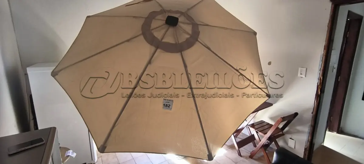 LOTE 182 - 01 OMBRELONE DE LED SEM A BASE.  (NO ESTADO) ATENÇÃO! FAZER A VISITAÇÃO ANTES DE ARREMATAR, NÃO SABEMOS SE FUNCIONA. LEILÃO NÃO TEM GARANTIA E NEM DEVOLUÇÃO, SUJEITO A POSSÍVEIS AVARIAS VISÍVEIS/OCULTAS E/OU AUSÊNCIA DE COMPONENTES.
