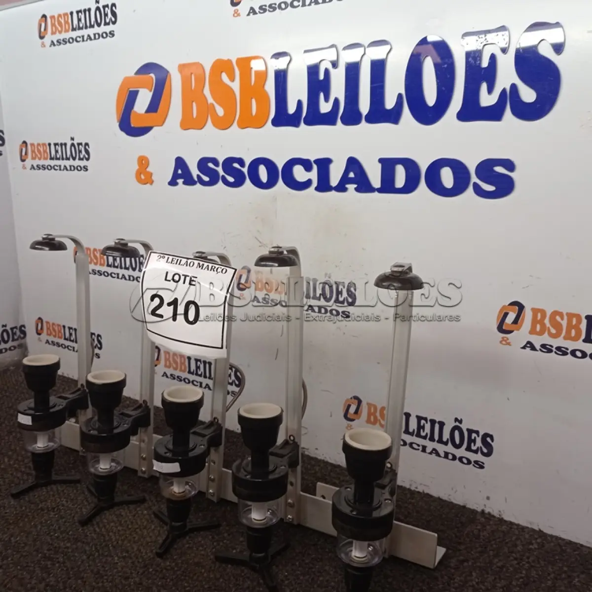 LOTE 210 - 05 DOSADORES DE BEBIDAS. (NO ESTADO) ATENÇÃO! FAZER A VISITAÇÃO ANTES DE ARREMATAR, NÃO SABEMOS SE FUNCIONA. LEILÃO NÃO TEM GARANTIA E NEM DEVOLUÇÃO, SUJEITO A POSSÍVEIS AVARIAS VISÍVEIS/OCULTAS E/OU AUSÊNCIA DE COMPONENTES.