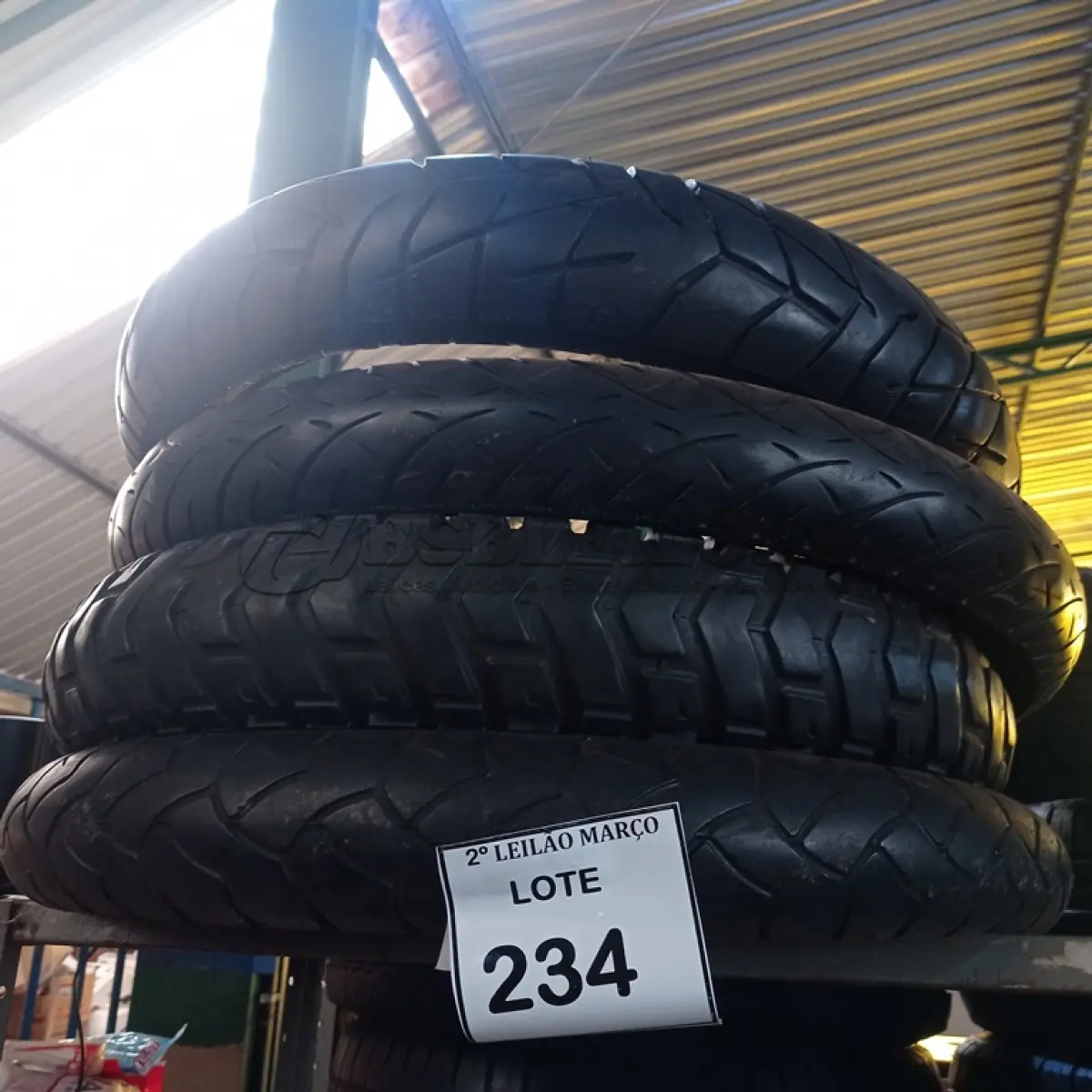 LOTE 234 - 04 PNEUS DE MOTO USADOS, SENDO 02 90/90 AROS 21, 01 120/70 ARO 19 E 01 100/90 ARO 19. (NO ESTADO) ATENÇÃO! FAZER A VISITAÇÃO ANTES DE ARREMATAR, NÃO SABEMOS SE FUNCIONA. LEILÃO NÃO TEM GARANTIA E NEM DEVOLUÇÃO, SUJEITO A POSSÍVEIS AVARIAS VISÍVEIS/OCULTAS E/OU AUSÊNCIA DE COMPONENTES.
