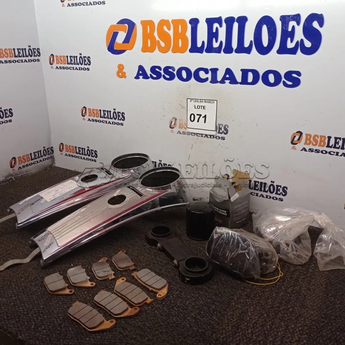 LOTE 071 - 01 LOTE COM ACABAMENTOS DE TANQUE CONSOLE HARLEY ELECTRA TOURING 08-13ORIG, KIT DE PASTILHAS DE FREIO HARLEY DAVISON 883 IRON 09-12ORIG, LANTERNA TRASEIRA DA MOTO HARLEY LED SPORTSTER 883 1200 HD DYNA E FAROL DAYMAKER MOTO LED ANGEL EYES PRETO HARLEY CUSTOM CAFÉ. (NO ESTADO) ATENÇÃO! FAZER A VISITAÇÃO ANTES DE ARREMATAR, NÃO SABEMOS SE FUNCIONA. LEILÃO NÃO TEM GARANTIA E NEM DEVOLUÇÃO, SUJEITO A POSSÍVEIS AVARIAS VISÍVEIS/OCULTAS E/OU AUSÊNCIA DE COMPONENTES.