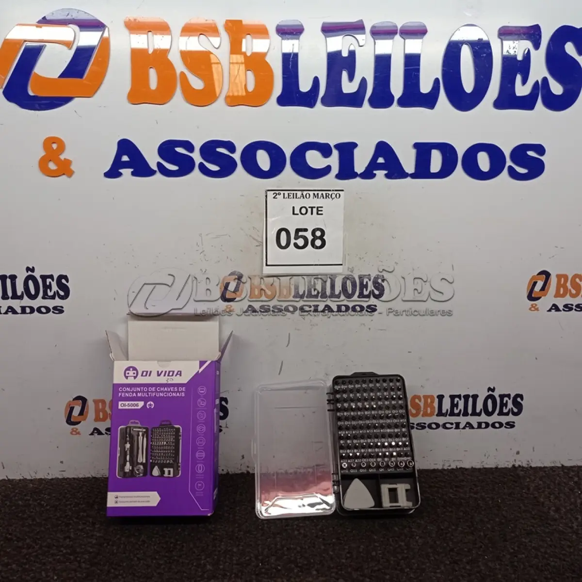 LOTE 058 - 01 CONJUNTO DE CHAVES DE FENDA MULTIFUNCIONAL. (NO ESTADO) ATENÇÃO! FAZER A VISITAÇÃO ANTES DE ARREMATAR, NÃO SABEMOS SE FUNCIONA. LEILÃO NÃO TEM GARANTIA E NEM DEVOLUÇÃO, SUJEITO A POSSÍVEIS AVARIAS VISÍVEIS/OCULTAS E/OU AUSÊNCIA DE COMPONENTES.