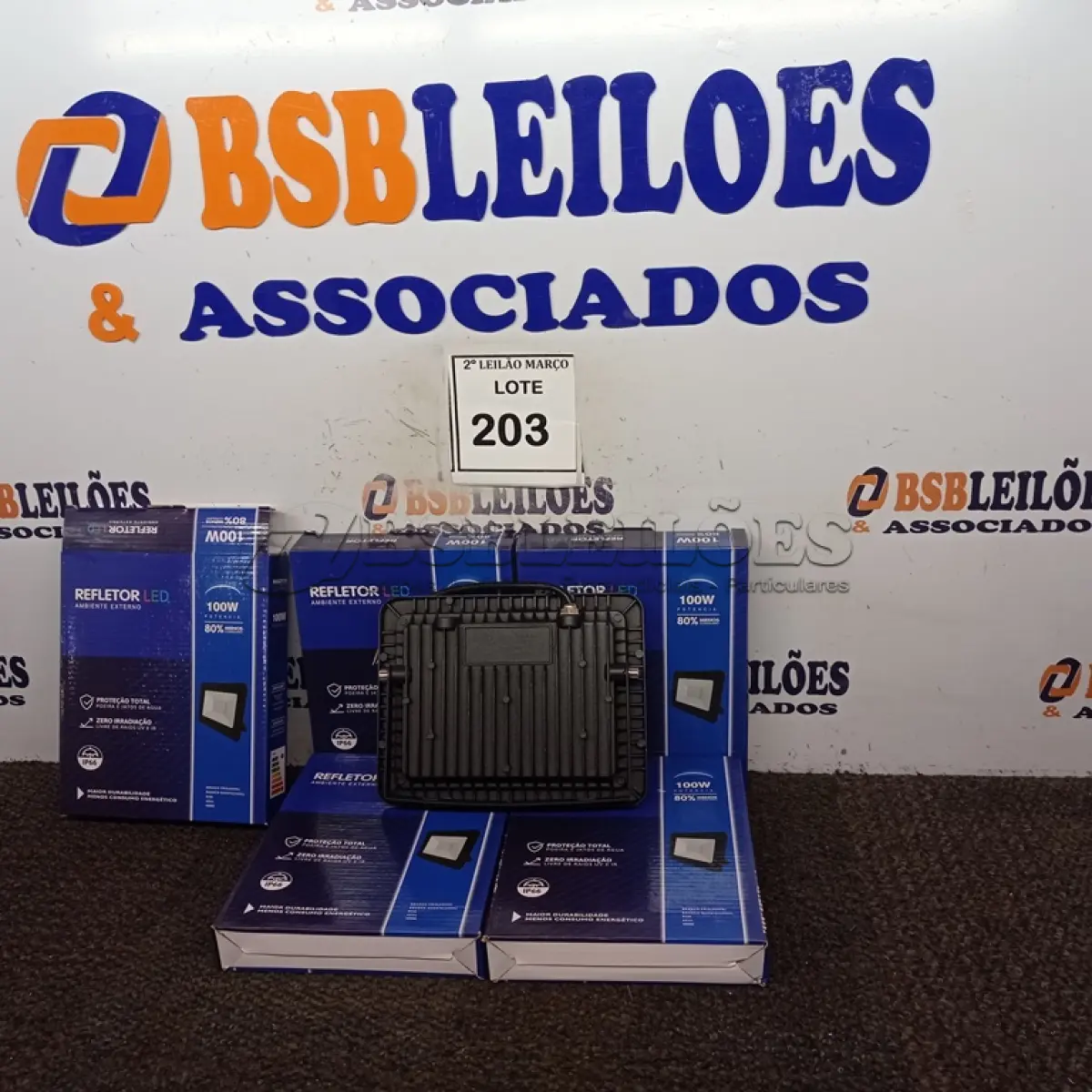 LOTE 203 - 05 REFLETORES DE LED AMBIENTES EXTERNOS 100W. (NOVO) (NO ESTADO) ATENÇÃO! FAZER A VISITAÇÃO ANTES DE ARREMATAR, NÃO SABEMOS SE FUNCIONA. LEILÃO NÃO TEM GARANTIA E NEM DEVOLUÇÃO, SUJEITO A POSSÍVEIS AVARIAS VISÍVEIS/OCULTAS E/OU AUSÊNCIA DE COMPONENTES.