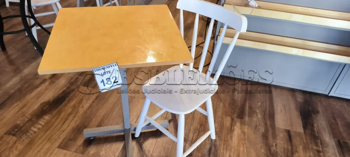 LOTE 132 - 01 MESA QUADRADA EM MADEIRA COM PÉS EM FERRO E 01 CADEIRA EM MADEIRA.  (NO ESTADO) ATENÇÃO! FAZER A VISITAÇÃO ANTES DE ARREMATAR, NÃO SABEMOS SE FUNCIONA. LEILÃO NÃO TEM GARANTIA E NEM DEVOLUÇÃO, SUJEITO A POSSÍVEIS AVARIAS VISÍVEIS/OCULTAS E/OU AUSÊNCIA DE COMPONENTES.