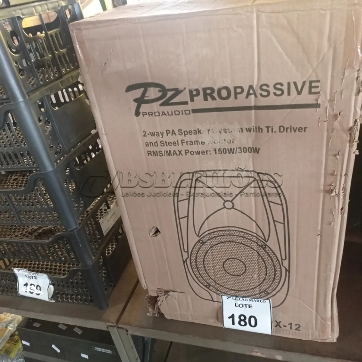 LOTE 180 - 01 CAIXA DE SOM PZ PROPASSIVE. (NOVO) (NO ESTADO) ATENÇÃO! FAZER A VISITAÇÃO ANTES DE ARREMATAR, NÃO SABEMOS SE FUNCIONA. LEILÃO NÃO TEM GARANTIA E NEM DEVOLUÇÃO, SUJEITO A POSSÍVEIS AVARIAS VISÍVEIS/OCULTAS E/OU AUSÊNCIA DE COMPONENTES.