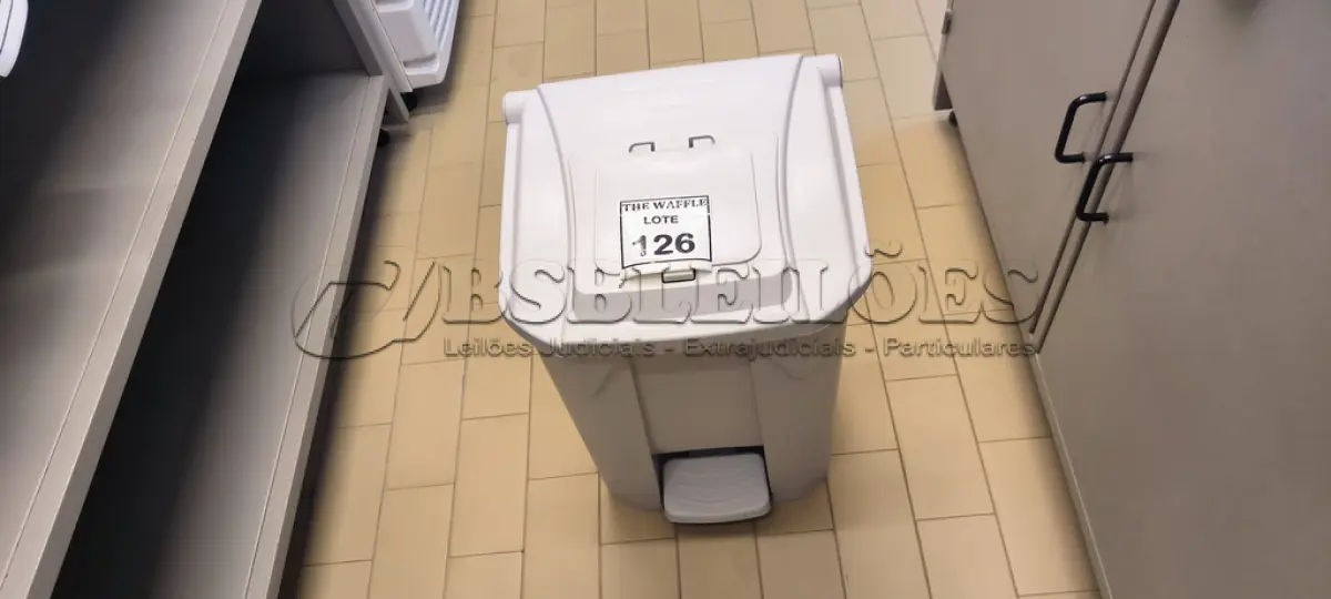 LOTE 126 - 01 LIXEIRA COM PEDAL. (NO ESTADO) ATENÇÃO! FAZER A VISITAÇÃO ANTES DE ARREMATAR, NÃO SABEMOS SE FUNCIONA. LEILÃO NÃO TEM GARANTIA E NEM DEVOLUÇÃO, SUJEITO A POSSÍVEIS AVARIAS VISÍVEIS/OCULTAS E/OU AUSÊNCIA DE COMPONENTES.