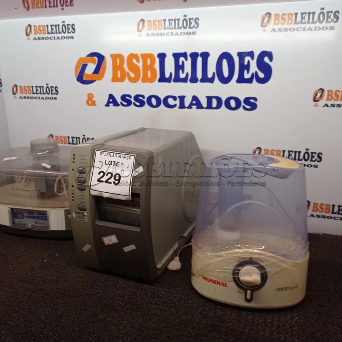 LOTE 229 - 01 IMPRESSORA DE ETIQUETAS MARCA ZEBRA COM AVARIAS E 02 UMIDIFICADORES DE AMBIENTE. (NO ESTADO) ATENÇÃO! FAZER A VISITAÇÃO ANTES DE ARREMATAR, NÃO SABEMOS SE FUNCIONA. LEILÃO NÃO TEM GARANTIA E NEM DEVOLUÇÃO, SUJEITO A POSSÍVEIS AVARIAS VISÍVEIS/OCULTAS E/OU AUSÊNCIA DE COMPONENTES.