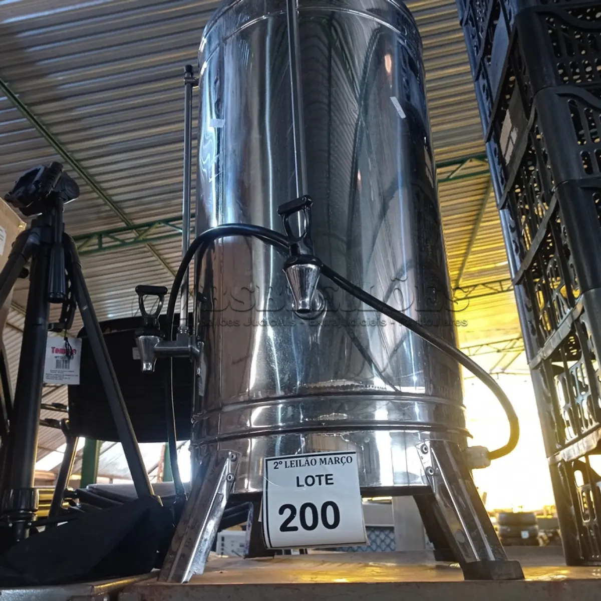 LOTE 200 - 01 CAFETEIRA INDUSTRIAL EM INOX.  (NO ESTADO) ATENÇÃO! FAZER A VISITAÇÃO ANTES DE ARREMATAR, NÃO SABEMOS SE FUNCIONA. LEILÃO NÃO TEM GARANTIA E NEM DEVOLUÇÃO, SUJEITO A POSSÍVEIS AVARIAS VISÍVEIS/OCULTAS E/OU AUSÊNCIA DE COMPONENTES.