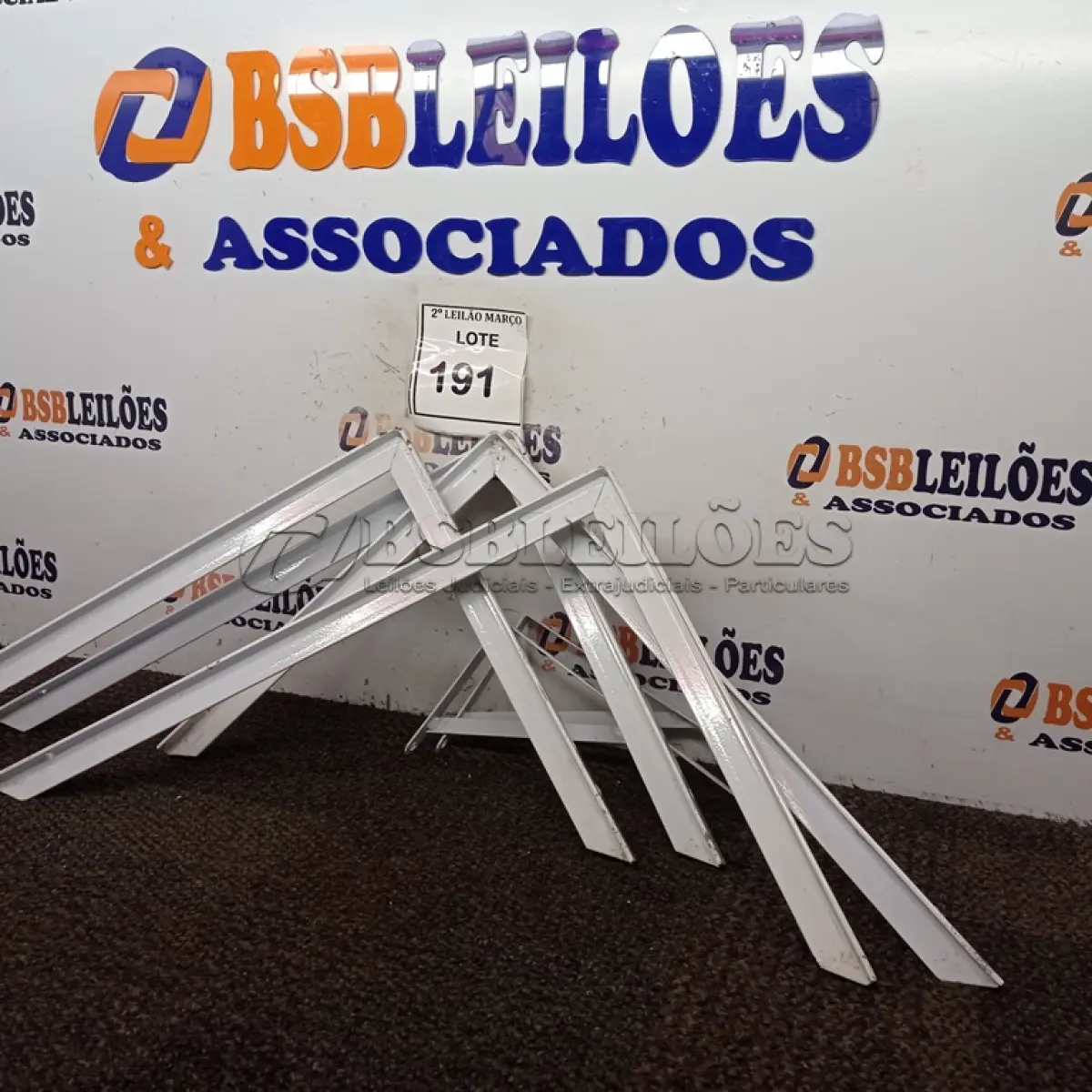 LOTE 191 - 06 CANTONEIRAS. (NO ESTADO) ATENÇÃO! FAZER A VISITAÇÃO ANTES DE ARREMATAR, NÃO SABEMOS SE FUNCIONA. LEILÃO NÃO TEM GARANTIA E NEM DEVOLUÇÃO, SUJEITO A POSSÍVEIS AVARIAS VISÍVEIS/OCULTAS E/OU AUSÊNCIA DE COMPONENTES.