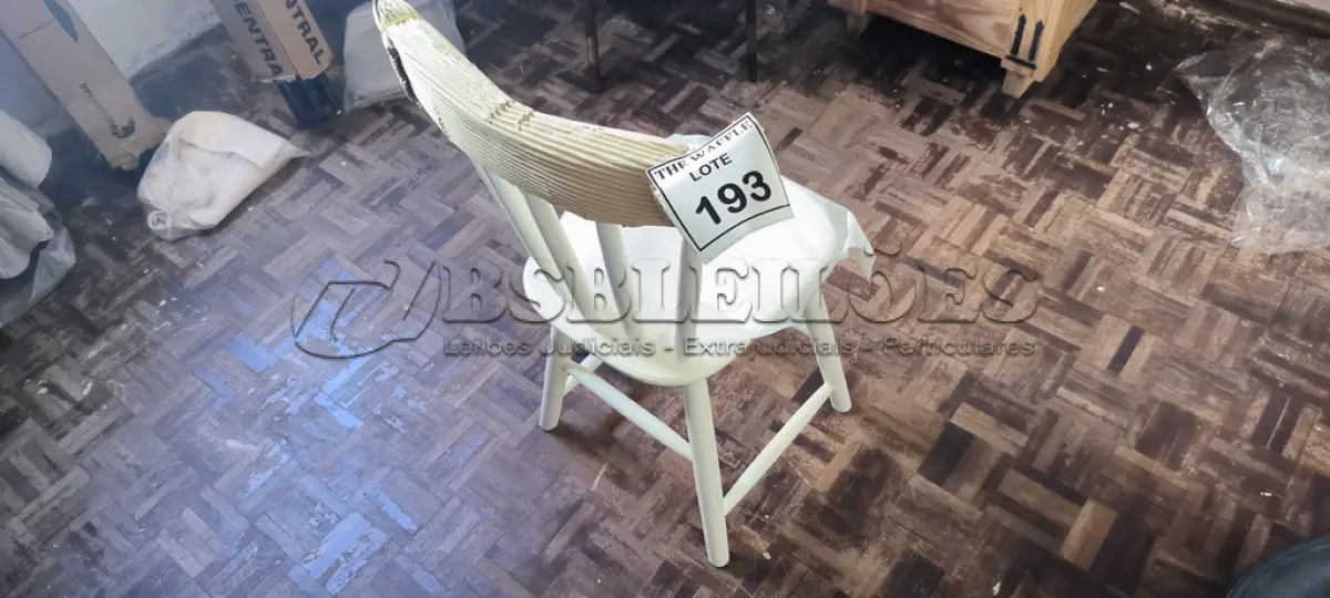 LOTE 193 - 01 CADEIRA EM MADEIRA BRANCA (NOVO). (NO ESTADO) ATENÇÃO! FAZER A VISITAÇÃO ANTES DE ARREMATAR, NÃO SABEMOS SE FUNCIONA. LEILÃO NÃO TEM GARANTIA E NEM DEVOLUÇÃO, SUJEITO A POSSÍVEIS AVARIAS VISÍVEIS/OCULTAS E/OU AUSÊNCIA DE COMPONENTES.