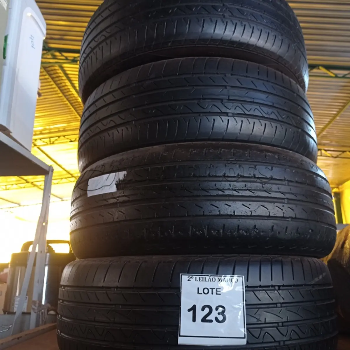 LOTE 123 - 04 PNEUS USADOS 195-55-16. (NO ESTADO) ATENÇÃO! FAZER A VISITAÇÃO ANTES DE ARREMATAR, NÃO SABEMOS SE FUNCIONA. LEILÃO NÃO TEM GARANTIA E NEM DEVOLUÇÃO, SUJEITO A POSSÍVEIS AVARIAS VISÍVEIS/OCULTAS E/OU AUSÊNCIA DE COMPONENTES.