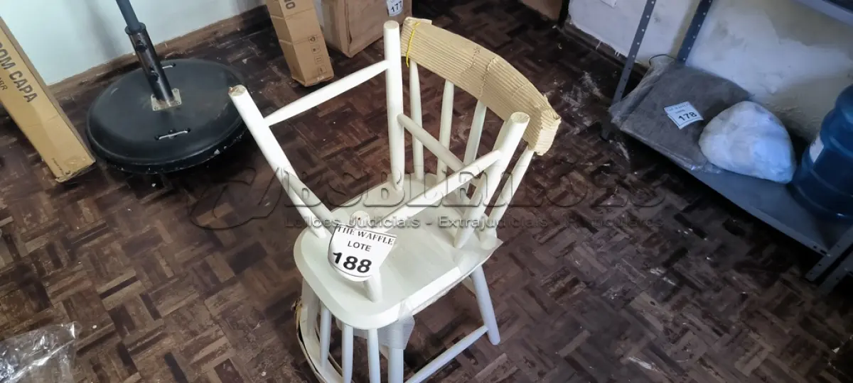 LOTE 188 - 02 CADEIRAS EM MADEIRA BRANCA (NOVO). (NO ESTADO) ATENÇÃO! FAZER A VISITAÇÃO ANTES DE ARREMATAR, NÃO SABEMOS SE FUNCIONA. LEILÃO NÃO TEM GARANTIA E NEM DEVOLUÇÃO, SUJEITO A POSSÍVEIS AVARIAS VISÍVEIS/OCULTAS E/OU AUSÊNCIA DE COMPONENTES.