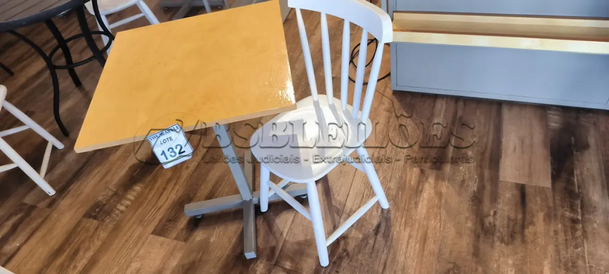 LOTE 132 - 01 MESA QUADRADA EM MADEIRA COM PÉS EM FERRO E 01 CADEIRA EM MADEIRA.  (NO ESTADO) ATENÇÃO! FAZER A VISITAÇÃO ANTES DE ARREMATAR, NÃO SABEMOS SE FUNCIONA. LEILÃO NÃO TEM GARANTIA E NEM DEVOLUÇÃO, SUJEITO A POSSÍVEIS AVARIAS VISÍVEIS/OCULTAS E/OU AUSÊNCIA DE COMPONENTES.