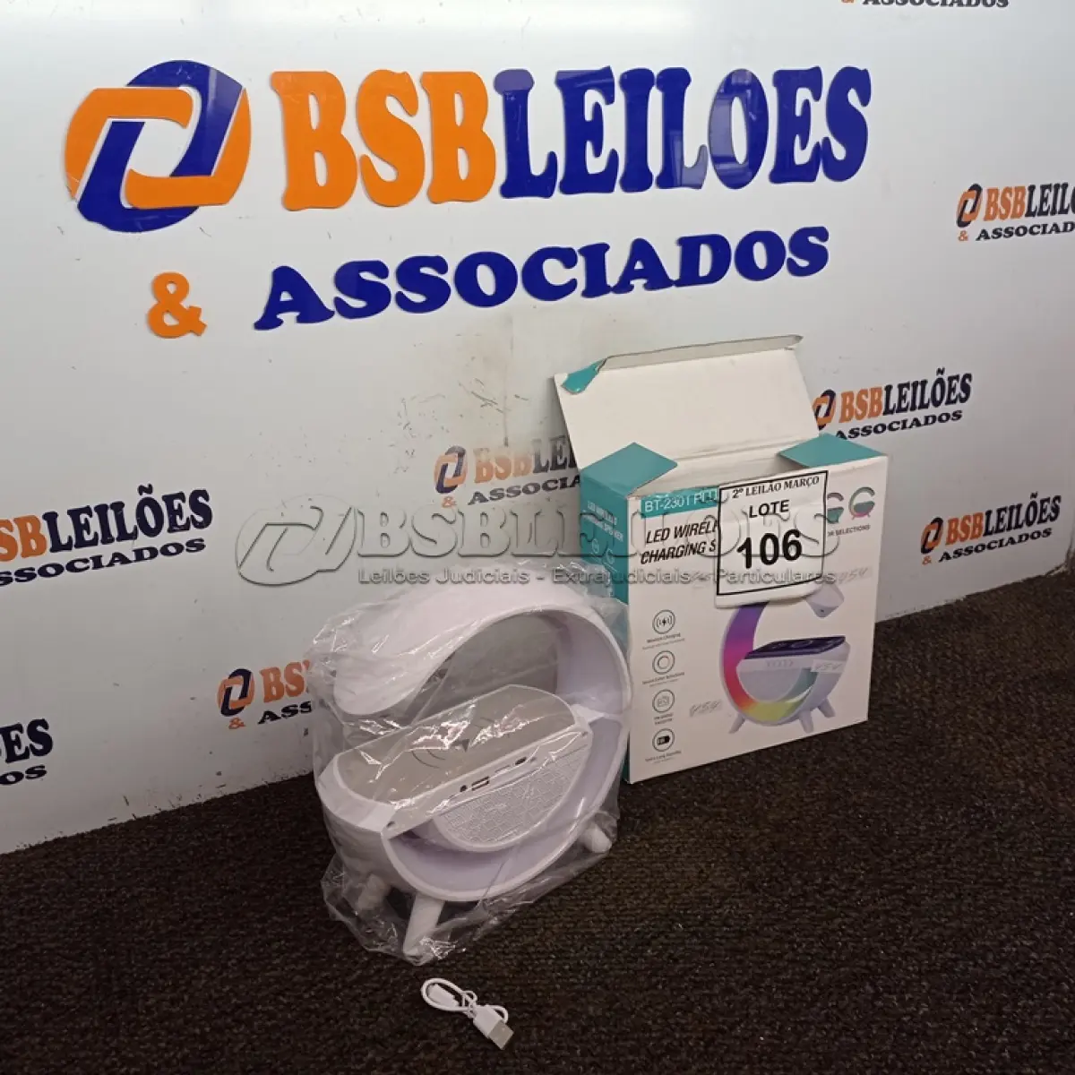 LOTE 106 - 01 CAIXA COM CARREGADOR WIRELESS. (NO ESTADO) ATENÇÃO! FAZER A VISITAÇÃO ANTES DE ARREMATAR, NÃO SABEMOS SE FUNCIONA. LEILÃO NÃO TEM GARANTIA E NEM DEVOLUÇÃO, SUJEITO A POSSÍVEIS AVARIAS VISÍVEIS/OCULTAS E/OU AUSÊNCIA DE COMPONENTES.