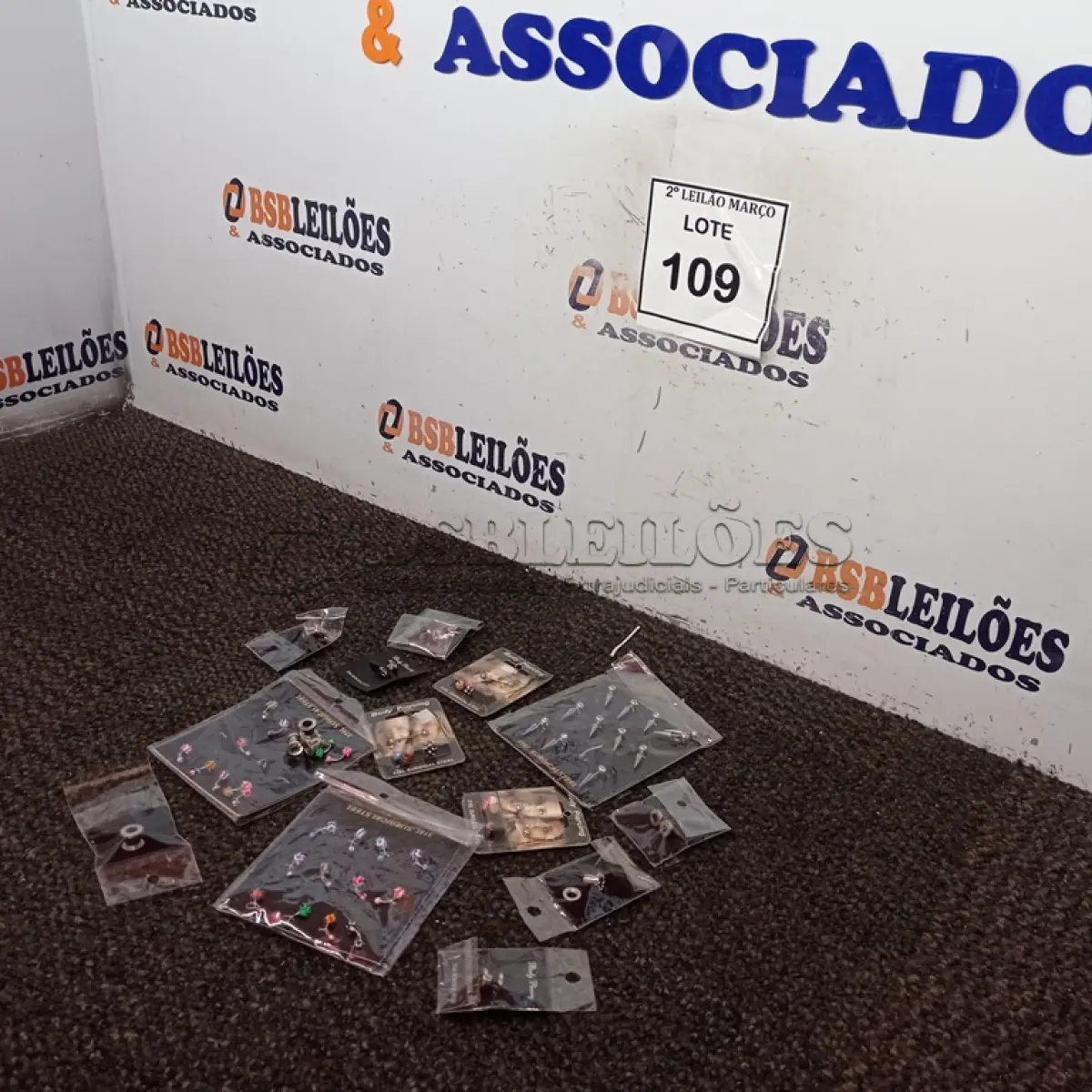 LOTE 109 - 01 LOTE COM PIRCING DIVERSOS.  (NO ESTADO) ATENÇÃO! FAZER A VISITAÇÃO ANTES DE ARREMATAR, NÃO SABEMOS SE FUNCIONA. LEILÃO NÃO TEM GARANTIA E NEM DEVOLUÇÃO, SUJEITO A POSSÍVEIS AVARIAS VISÍVEIS/OCULTAS E/OU AUSÊNCIA DE COMPONENTES.
