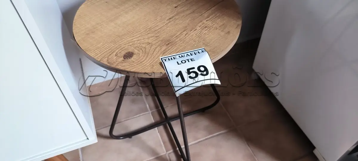 LOTE 159 - 01 MESINHA DE CANTO. (NO ESTADO) ATENÇÃO! FAZER A VISITAÇÃO ANTES DE ARREMATAR, NÃO SABEMOS SE FUNCIONA. LEILÃO NÃO TEM GARANTIA E NEM DEVOLUÇÃO, SUJEITO A POSSÍVEIS AVARIAS VISÍVEIS/OCULTAS E/OU AUSÊNCIA DE COMPONENTES.