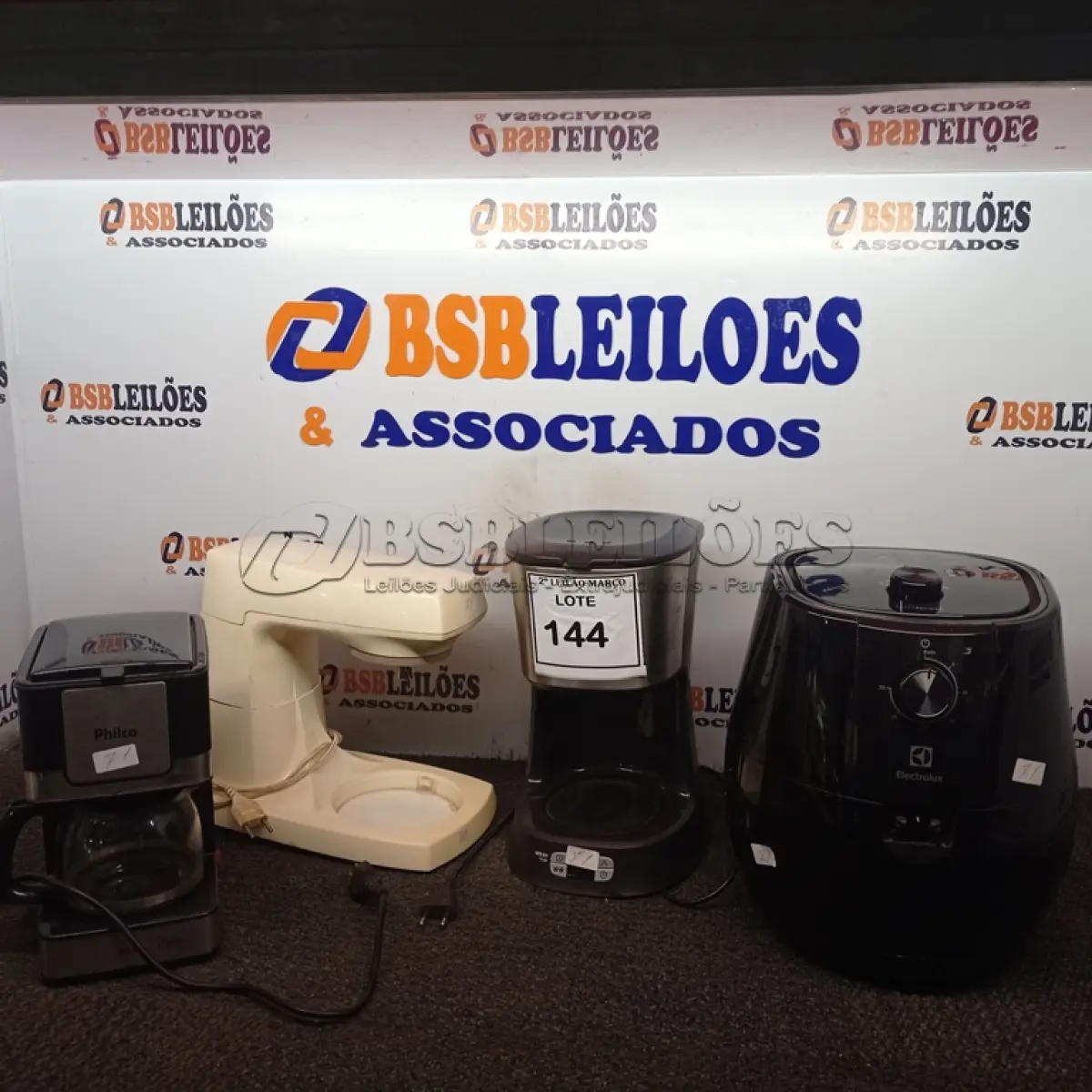 LOTE 144 - 01 BATEDEIRA, 02 CAFETEIRAS E 01 AIR FRYER INCOMPLETAS. (NO ESTADO) ATENÇÃO! FAZER A VISITAÇÃO ANTES DE ARREMATAR, NÃO SABEMOS SE FUNCIONA. LEILÃO NÃO TEM GARANTIA E NEM DEVOLUÇÃO, SUJEITO A POSSÍVEIS AVARIAS VISÍVEIS/OCULTAS E/OU AUSÊNCIA DE COMPONENTES.