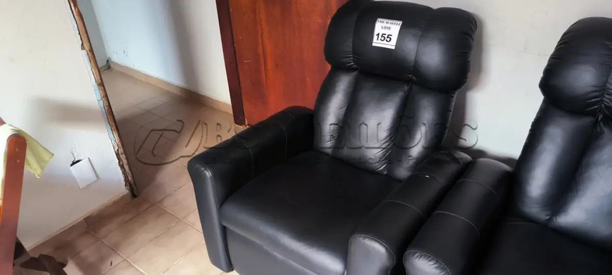 LOTE 155 - 01 POLTRONA EM CORINHO PRETO. (NO ESTADO) ATENÇÃO! FAZER A VISITAÇÃO ANTES DE ARREMATAR, NÃO SABEMOS SE FUNCIONA. LEILÃO NÃO TEM GARANTIA E NEM DEVOLUÇÃO, SUJEITO A POSSÍVEIS AVARIAS VISÍVEIS/OCULTAS E/OU AUSÊNCIA DE COMPONENTES.