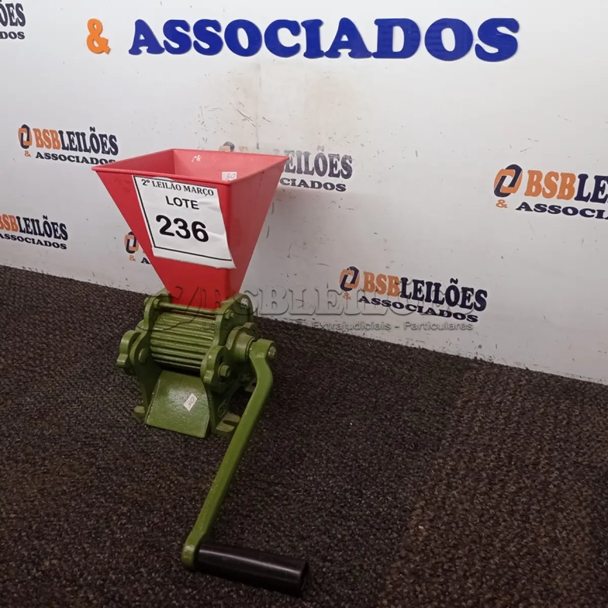 LOTE 236 - 01 DESCASCADOR DE CAFÉ MARCA BOTINI.  (NO ESTADO) ATENÇÃO! FAZER A VISITAÇÃO ANTES DE ARREMATAR, NÃO SABEMOS SE FUNCIONA. LEILÃO NÃO TEM GARANTIA E NEM DEVOLUÇÃO, SUJEITO A POSSÍVEIS AVARIAS VISÍVEIS/OCULTAS E/OU AUSÊNCIA DE COMPONENTES.