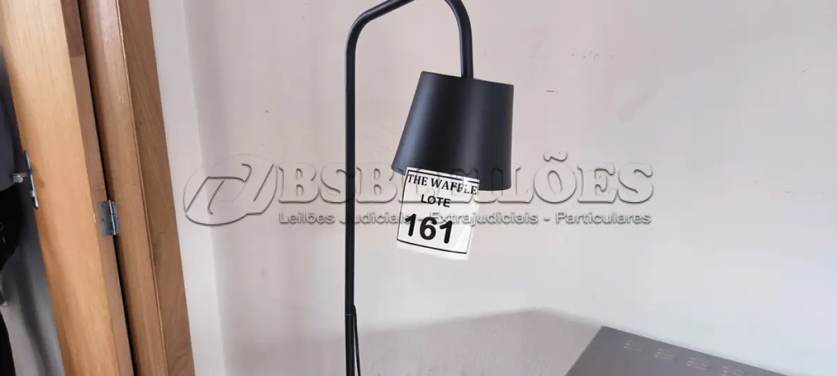 LOTE 161 - 01 LUMINÁRIA (TIPO ABAJUR). (NO ESTADO) ATENÇÃO! FAZER A VISITAÇÃO ANTES DE ARREMATAR, NÃO SABEMOS SE FUNCIONA. LEILÃO NÃO TEM GARANTIA E NEM DEVOLUÇÃO, SUJEITO A POSSÍVEIS AVARIAS VISÍVEIS/OCULTAS E/OU AUSÊNCIA DE COMPONENTES.