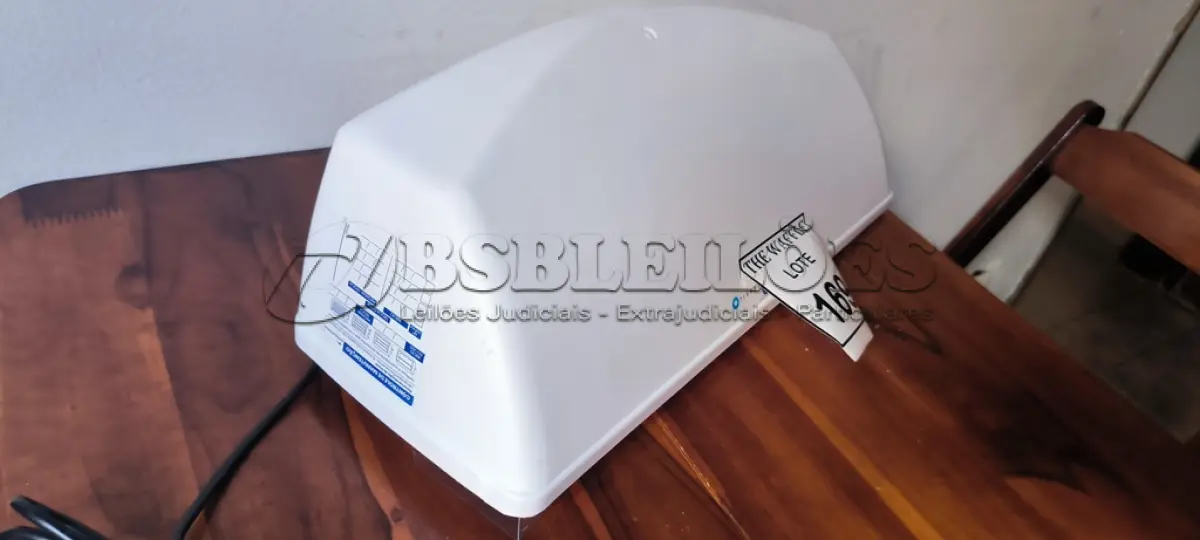 LOTE 169 - 01 LUMINÁRIA PARA MOSCA. (NO ESTADO) ATENÇÃO! FAZER A VISITAÇÃO ANTES DE ARREMATAR, NÃO SABEMOS SE FUNCIONA. LEILÃO NÃO TEM GARANTIA E NEM DEVOLUÇÃO, SUJEITO A POSSÍVEIS AVARIAS VISÍVEIS/OCULTAS E/OU AUSÊNCIA DE COMPONENTES.