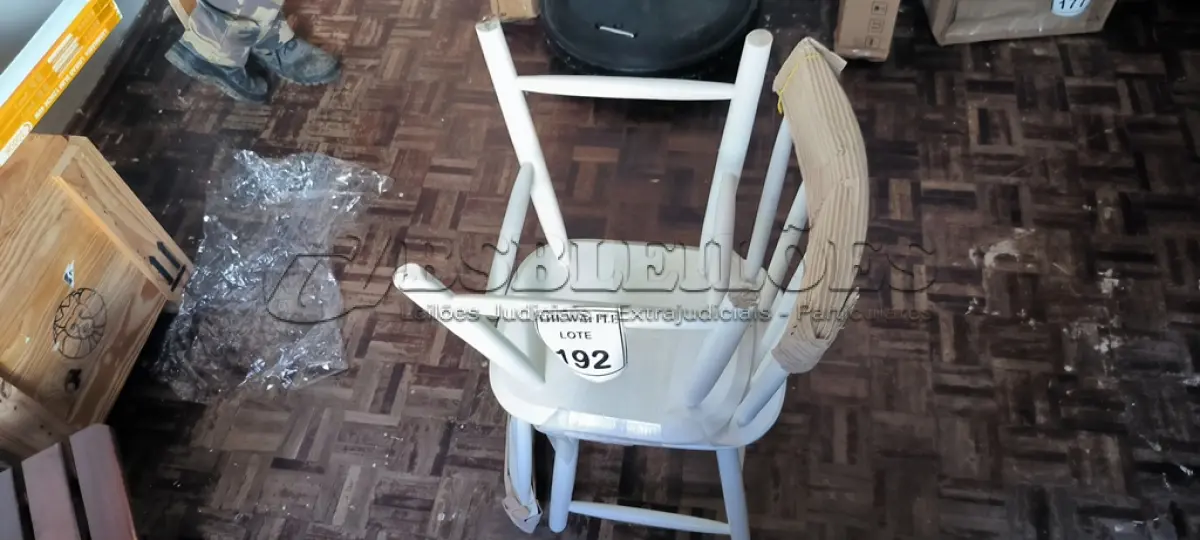 LOTE 192 - 02 CADEIRAS EM MADEIRA BRANCA (NOVO). (NO ESTADO) ATENÇÃO! FAZER A VISITAÇÃO ANTES DE ARREMATAR, NÃO SABEMOS SE FUNCIONA. LEILÃO NÃO TEM GARANTIA E NEM DEVOLUÇÃO, SUJEITO A POSSÍVEIS AVARIAS VISÍVEIS/OCULTAS E/OU AUSÊNCIA DE COMPONENTES.