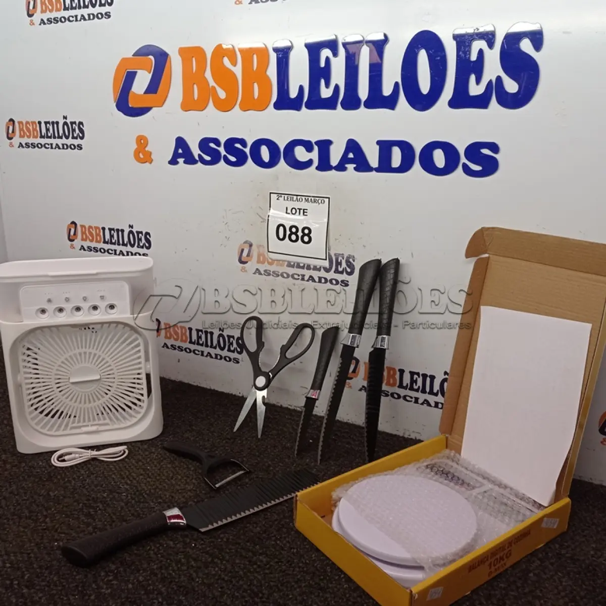 LOTE 088 - 01 VENTILADOR PORTÁTIL, 01 BALANÇA DE PRECISÃO E 01 JOGO DE FACA.  (NO ESTADO) ATENÇÃO! FAZER A VISITAÇÃO ANTES DE ARREMATAR, NÃO SABEMOS SE FUNCIONA. LEILÃO NÃO TEM GARANTIA E NEM DEVOLUÇÃO, SUJEITO A POSSÍVEIS AVARIAS VISÍVEIS/OCULTAS E/OU AUSÊNCIA DE COMPONENTES.