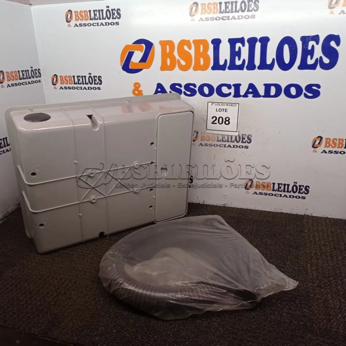 LOTE 208 - 01 CAIXA PLÁSTICA PARA UNIDADE DE MEDIÇÃO DE LIGAÇÃO DE ÁGUA.  (NO ESTADO) ATENÇÃO! FAZER A VISITAÇÃO ANTES DE ARREMATAR, NÃO SABEMOS SE FUNCIONA. LEILÃO NÃO TEM GARANTIA E NEM DEVOLUÇÃO, SUJEITO A POSSÍVEIS AVARIAS VISÍVEIS/OCULTAS E/OU AUSÊNCIA DE COMPONENTES.