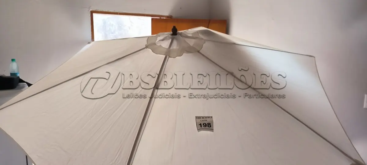LOTE 198 - 01 OMBRELONE SEM BASE. (NO ESTADO) ATENÇÃO! FAZER A VISITAÇÃO ANTES DE ARREMATAR, NÃO SABEMOS SE FUNCIONA. LEILÃO NÃO TEM GARANTIA E NEM DEVOLUÇÃO, SUJEITO A POSSÍVEIS AVARIAS VISÍVEIS/OCULTAS E/OU AUSÊNCIA DE COMPONENTES.